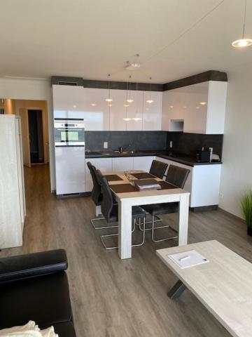 Studio 405 Op Zeedijk Met Frontaal Zeezicht 4De Verdiep Middelkerke Exterior foto