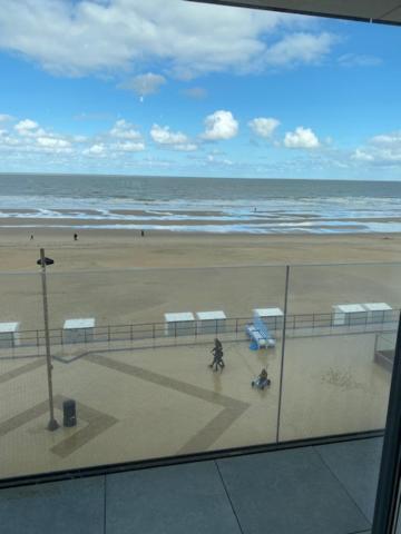 Studio 405 Op Zeedijk Met Frontaal Zeezicht 4De Verdiep Middelkerke Exterior foto